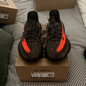 Yeezy Balugas - Äkta yeezys köpta på adidas i Dubai! Aldrig använda! Kvitto, box och tags följer med.