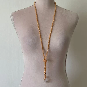 Orange halsband - Orange halsband med äkta pärlor för 99kr. Är jättefint att ha med blusar osv. 🧡