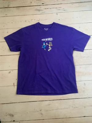 Polar t-shirt - Hej säljer nu denna feta polar t-shirt för den är tyvärr lite för stor för mig. Den är som i nyskick inga skador inga småfläckor alls. Skriv om ni undrar över något eller är intresserade 