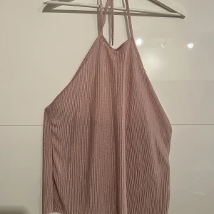 Topp - Så fin enkel topp med öppen rygg och knyte i nacken, perfekt till fester eller vardags i sommar!💗Använd 1 gång.