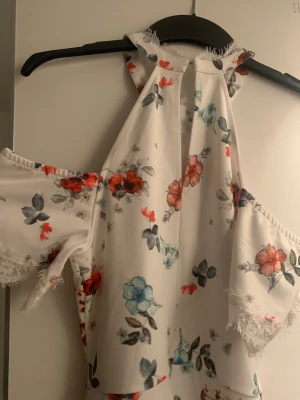 Blommig klänning från HM - Fin sommarklänning. Längd: Lite över knäna