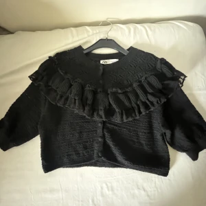 stickad zara topp - säljer denna super snygga stickade toppen ifrån zara, dem är använd ett förtal ggr med är i ett super skick!💘