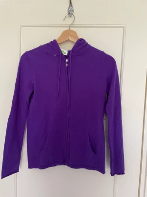 Lila Kashmir zip hoodie Fromfuture  - Lila kashmir zip hoodie ifrån fromfuture i storlek XS. Snålt använd men små tecken av användning finns så som nopper. Ny kostar ca 2500kr och jag säljer för 800kr