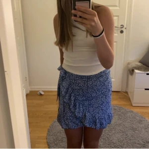 sommar kjol - säljer min fina somriga kjol köpt från shein💙det är storlek L men passar även mindre! Passar mig som vanligtvis har M på underdel, säljer pågrund av att jag inte använder den längre