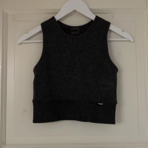 Sport Bh - En lite längre mörkgrå sport-bh som använts en gång. Säljer eftersom den inte passar mig. 