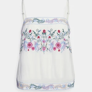 Midsommar tröja🤍 - Tryck EJ på köp nu! Säljer denna super fina tröja som är perfekt till medaommar☺️ Endast använd en gång för ca 1 år sedan, alltså i nyskick💗Köpt för 400 kr☺️