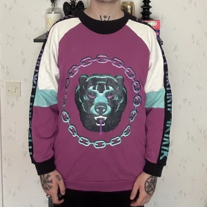 Mishka x Long clothing - Death Adder crewneck - Unik och väldigt cool crewneck från Mishkas samarbete med Long Clothing. Tröjan har dolda fickor på varsin sida.   Storleken är L och jag på bild är 175cm. Jag bjuder på frakt inom Sverige! 🗡️