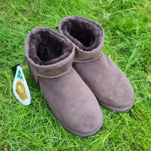 Helt nya oxh oanvända bruna Uggs-liknande skor av märket Bindoon Boots. Handgjorda av äkta fårskinn. Inköpta i Australien för 1100kr.