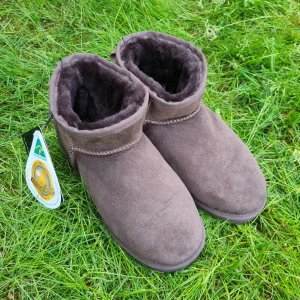 Uggs-liknande skor - Helt nya oxh oanvända bruna Uggs-liknande skor av märket Bindoon Boots. Handgjorda av äkta fårskinn. Inköpta i Australien för 1100kr.