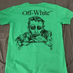 Off-White t-shirt - Säljer min Off-White t-shirt. Har använts 1, kanske 2 gånger. Är så gott som ny. Väldigt snygg, med broderat tryck på båda sidorna. Säljer pga missnöjd med passformen. Original hangtags medföljer ej.  Nypris: 3000 kr
