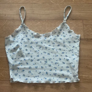 En liten topp - En fin blommig topp inga fläckar eller liknande köparen står för frakten 💗