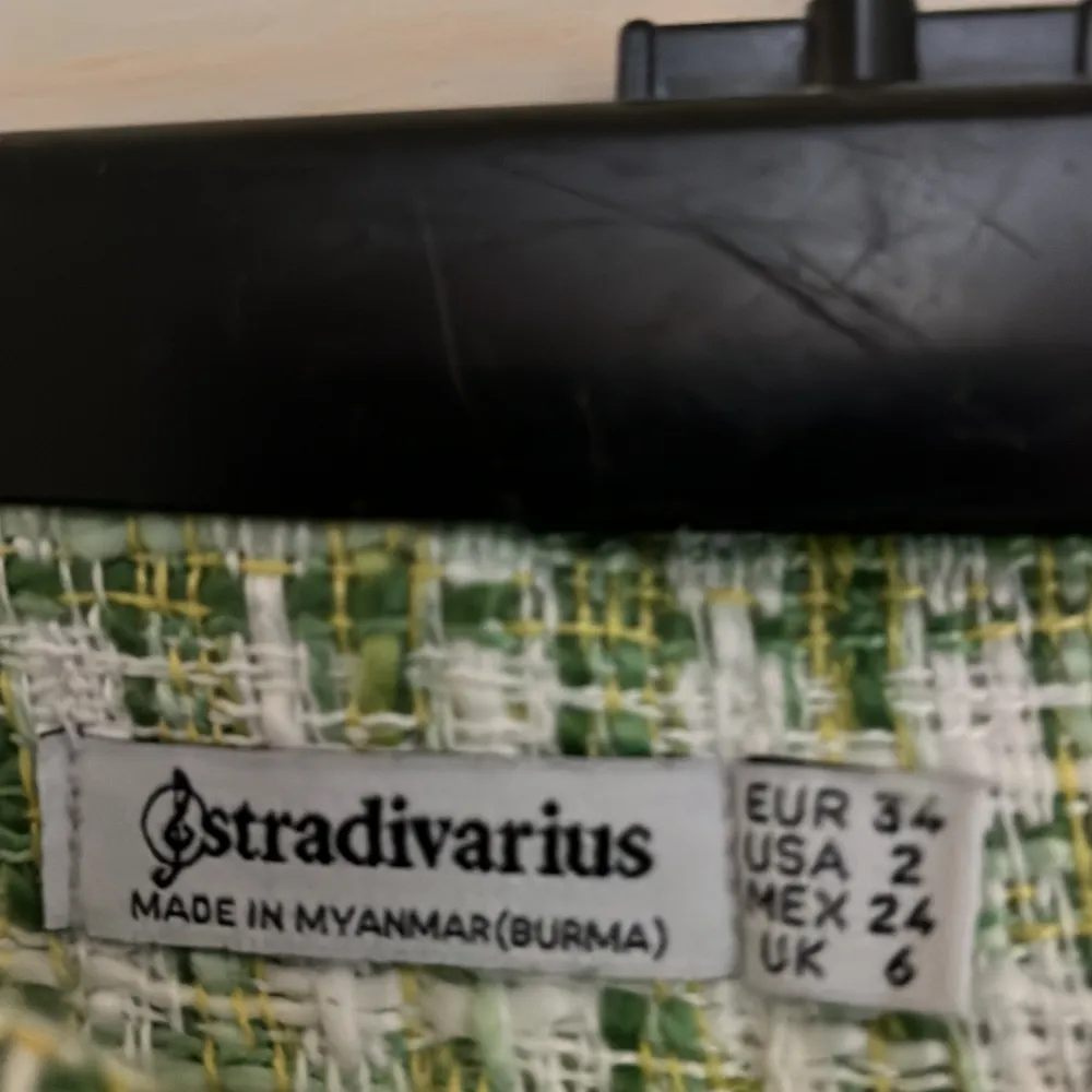 Grönrutiga byxor från Stradivarius, aldrig använda.. Jeans & Byxor.