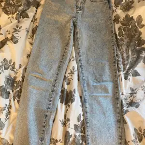 Jeans med rak passform från vero moda. Mellanhög midja. Använda men i väldigt fint skick🩷