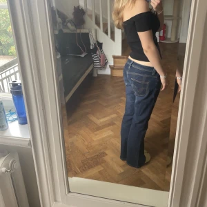 Levis jeans - Levis jeans som sitter snyggt baggy och då blir ganska låga och passar mig som är 167 och har 76 i lågt midjemått