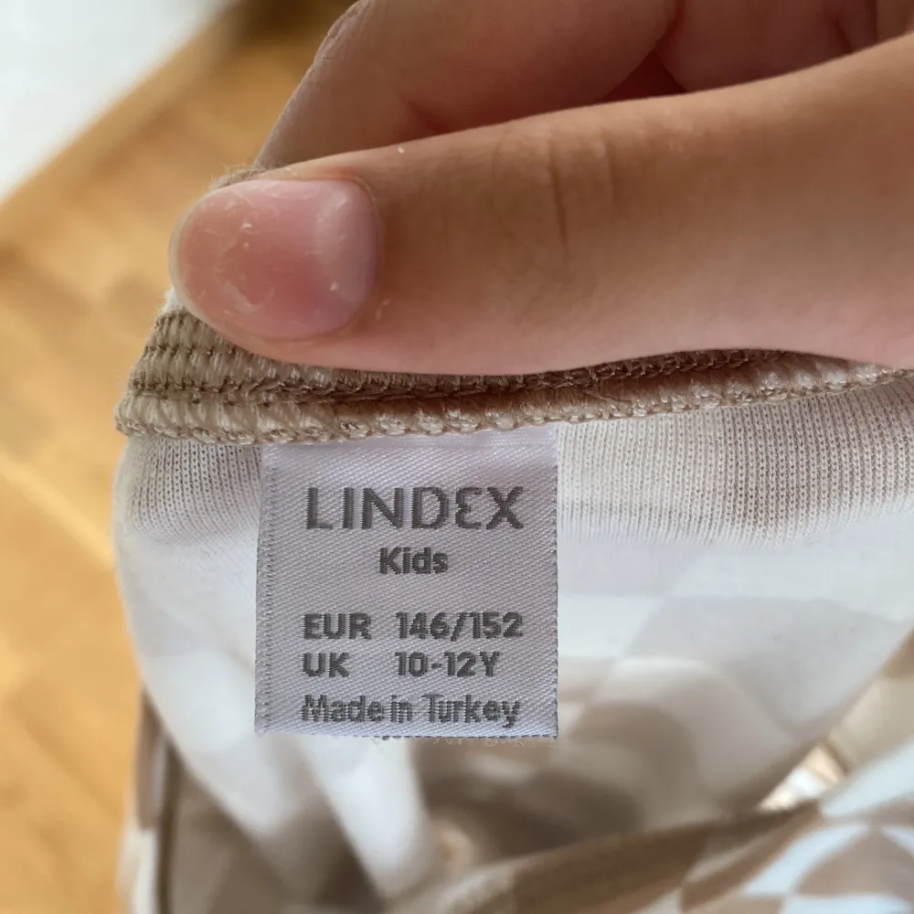 En brun rutig t-shirt från Lindex, använd bara en gång och säljs pga ingen användning, pris kan diskuteras!🤗. T-shirts.
