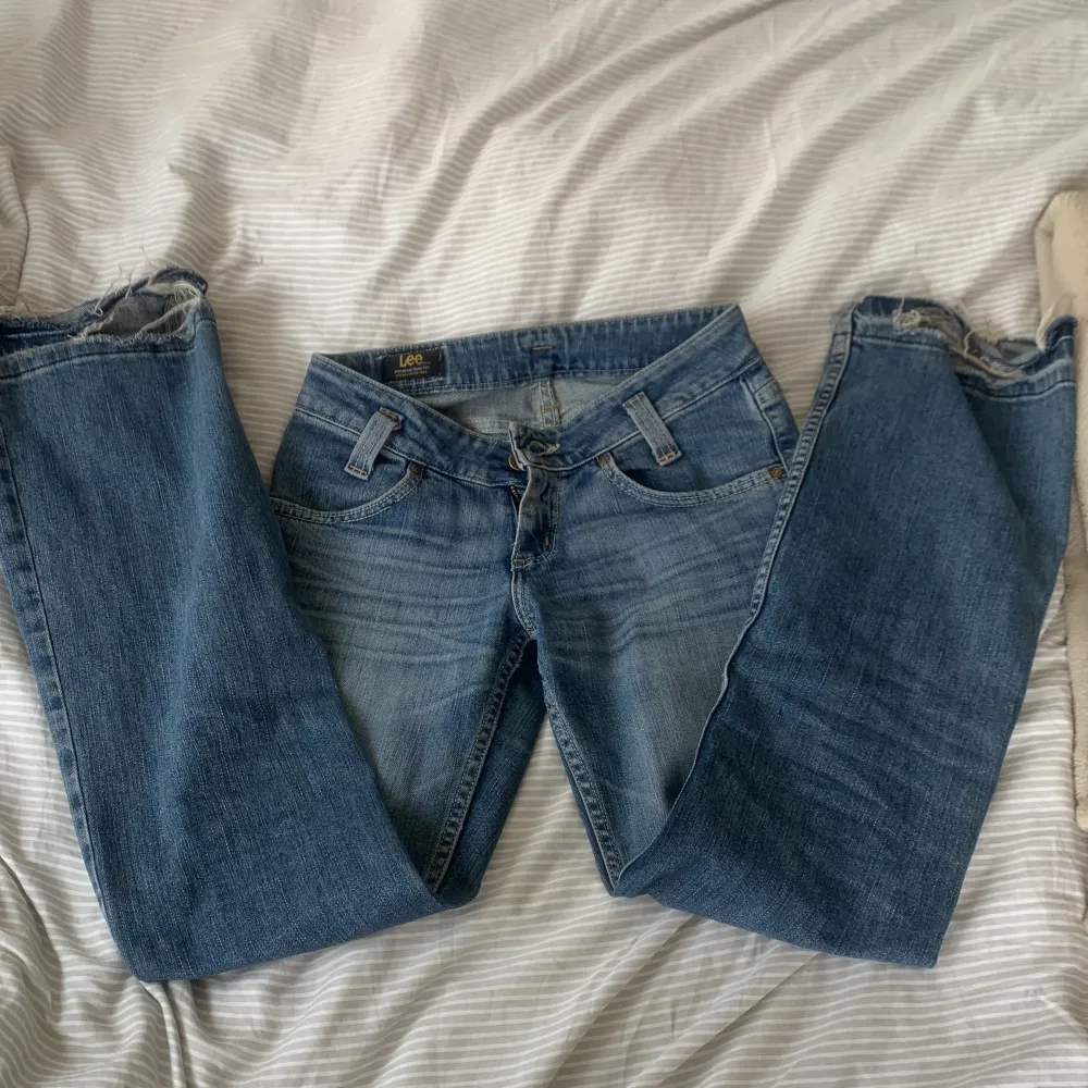 Jätte fina vintage Lee jeans som jag köpte på Sellpy men använder inte längre ! Byxorna är uppsprättade och trasiga längst ner men ser bara coolt ut! Fråga gärna om mått osv. Köparen ansvarar för frakten 💗. Jeans & Byxor.