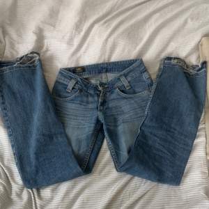 Jätte fina vintage Lee jeans som jag köpte på Sellpy men använder inte längre ! Byxorna är uppsprättade och trasiga längst ner men ser bara coolt ut! Fråga gärna om mått osv. Köparen ansvarar för frakten 💗