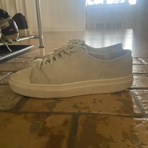 Arigato skor - Säljer dessa arigato skor, storlek 38 men skulle säga att de även passar för de med 39💕dom är grå/beige.