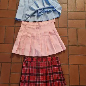 180 kr st för den rosa 150 kr för blå och röda kjolen ( inga säkerhetsshorts)
