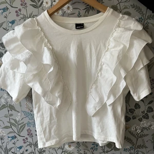 t-shirt med volang - världens sötaste t-shirt med volangärmar. Aldrig använd utan endast testad! ☺️storlek m men passar även mig som vanligtvis bär storlek xs