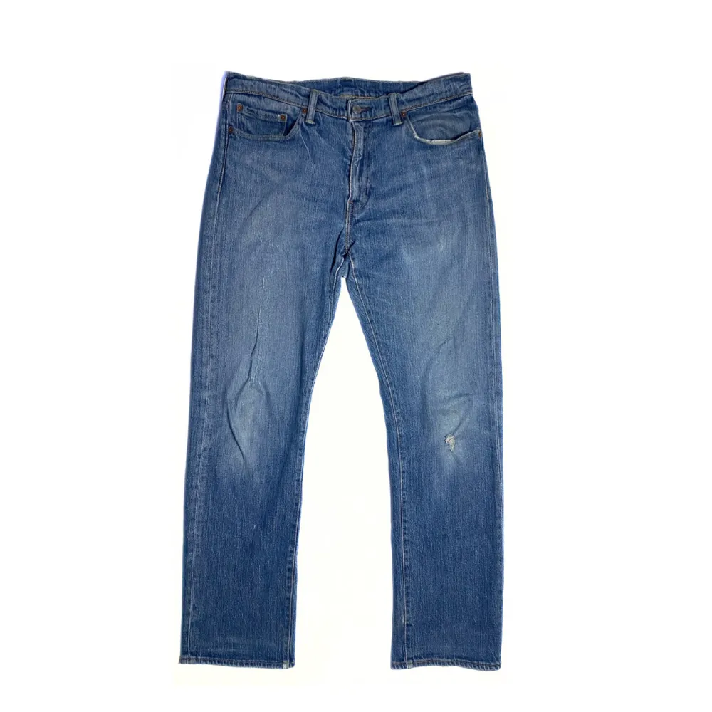 Size: 34/32. Ljusblå. Condition: Vintage. Alla jeans är uppmätta av oss! Har ni frågor eller funderingar är det bara slide DM, tveka inte!. Jeans & Byxor.