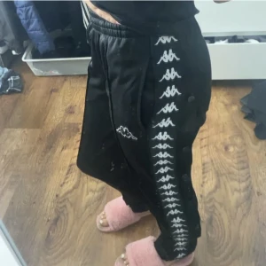 Kappa byxor  - Säljer dessa kappa byxor aldrig kommit till användning och inga slitningar eller hål, köpta för ca 800 och för mer info eller bilder är de bara att komma privat💓fraktar samma dag ni köper! Kan eventuellt sänka priset vid behov 