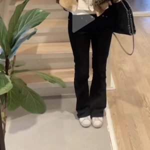 Svarta jeans! - As snygga svarta lågmidjade flate jeans. Säljer då de är försmå  för mig o jag är 173 cm❤️Jättefint skick. Köpare står för hela frakten o pris går att diskutera. Första bilden är lånad