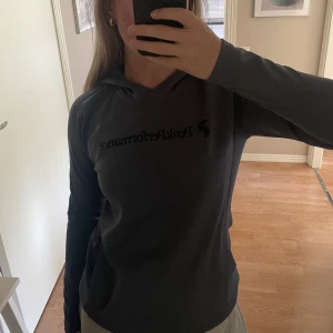 Tunn träningshoodie  - En tunnträningshoodie från Peak Performance. Superfin och skön träningshoodie i en gråblå höstfärg.