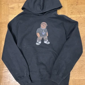 Fashion bear hoodie - Fashion bear hoodie, travis scott. Hoodien är använd men ser ny ut. Inga hål, fläck eller skador. Storlek S.  Skriv för mer information