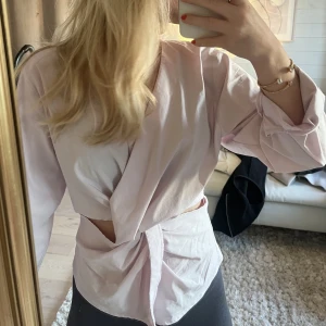 Rosa blus  - Säljer denna fina ljus rosa blus från Ginatricot! Köparen står för frakt 💓