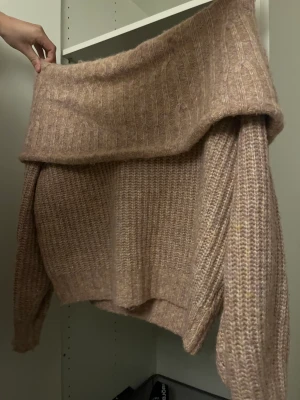 Rosa stickad tröja🩷 - Rosa tjockt stickad tröja, väldigt tjock och tung att bära Off shoulder  Lite blandat med rosa och oranga nyanser på tröjan Säljer på grund av att den är för stor