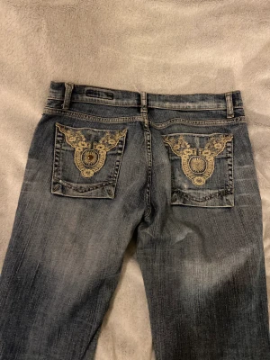 Lågmidjade jeans  - Passar bra i längd på mej som är 165/166 cm.  storlek 40 men skulle nog säga mer en S. Skriv för egna bilder  Midjemått ca38cm Innerbenslämgd ca 74cm