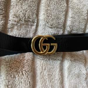 Guld/svart Gucci-bälte (ej äkta) som är sparsamt använt. Snyggt som midjebälte eller vanligt till byxor. Ca 102cm