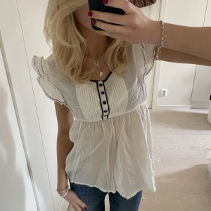 Topp  - Superfin topp från h&m med volanger🥰 älskar verkligen denna men kommer inte till användning 