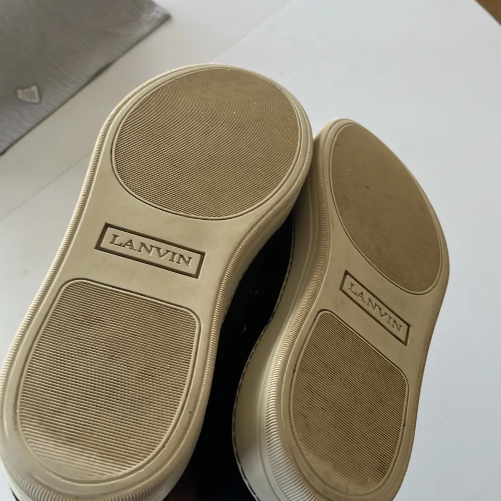 Säljer nu ett par tvär feta lanvin skor 👞  Skick:7/10 storlek: Uk 7 42/43 pris:2299kr. Skor.