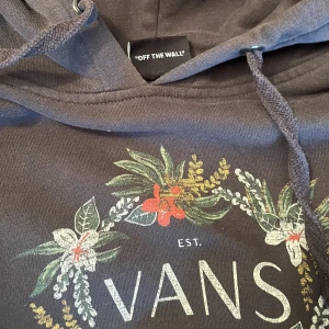 Vans hoodie - Säljer nu denna Vans hoodie som passar alla olika stilar även sthlmstil och street. Hoodien är egentligen för tjejer, men har använt den själv så skulle säga att den är unisex. Den är mer som medium. Tröjan kanske ser urtvättad ut men färgen ska vara så.