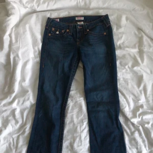 True religion jeans 💕 - Jag använt dom typ 1 gång för dem var förstora 74 midjemått och 77 längdmått 💕 köpte för 750