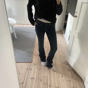 Zara jeans - Säljer dessa supersnygga lågmidjade jeans från zara som tyvärr inte kommer till användning. Endast använda en gång. Storlek 34