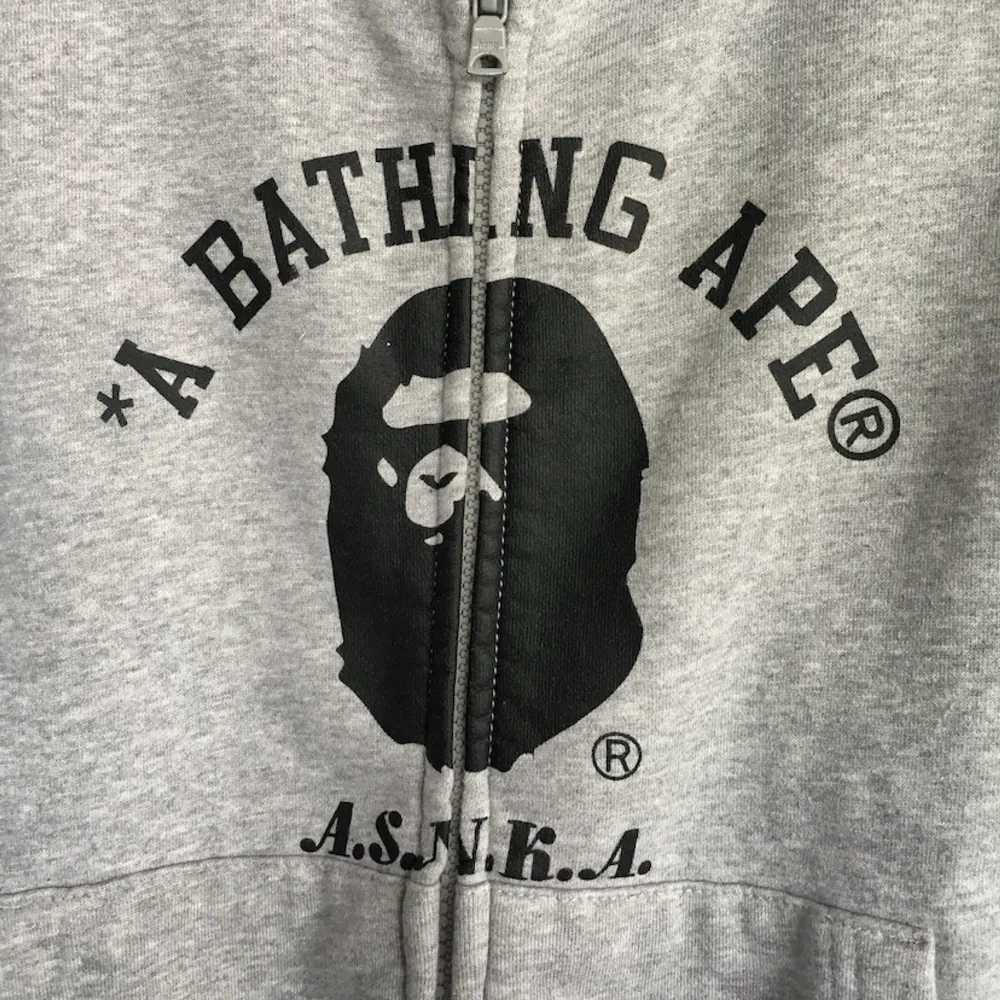 Grå bathing ape hoodie nästan aldrig andvänd med utan några problem.🐵  Kom dm mer frågor🤞. Hoodies.