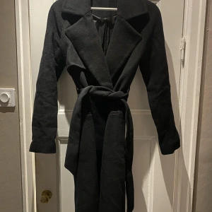 Svart kappa - Svart kappa från 2nd day i storlek 32 men passar en storlek 34:a. Använd men i fint skick! Nypris 2800kr. Hör gärna av dig vid frågor☺️