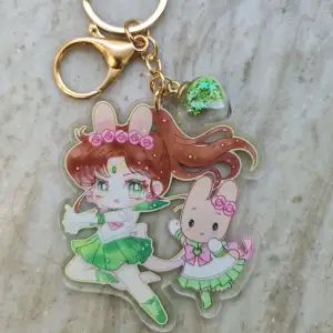 Söt nyckelring inspirerad av Sailor Moon. Akrylfiguren är som bredast 8 cm. 