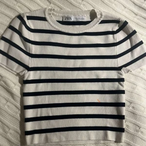 Randig zara tröja - Säljer denna Sara tröja för att den har en fläck. Har bara andvänd 2 ggr och tvättas innan jag skickar.
