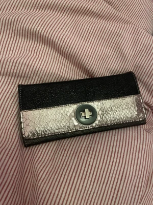 Plånbok - Jättefin löderplåmbok, säljer då den inte kommer till användning därav priset.