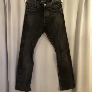 Ett par svarta jeans från Lee. Påminner väldigt mycket ett par acid wash jeans i färgen. Benöppningen vid foten har blivit uppklippt för att få mer av en bootcut fit (Visat i bild 3)