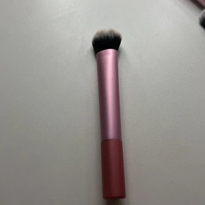 Sminkborstar  - Bom är väldigt sköna och är lite hårda och man får alla tre för 80 kr