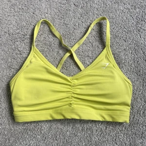 Gymshark sportbh  - Jättefin gul sport-bh från gymshark i storlek S. Sparsamt använd så i gott skick🌟