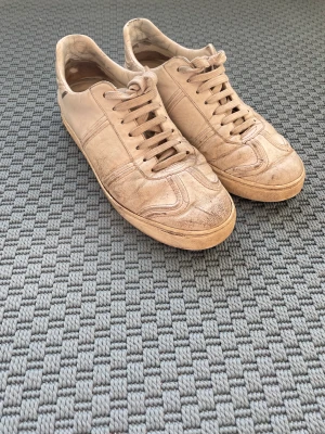 Valentino flycrew - Jag har ett par vita Valentino Flycrew, dem är i sämre skick, behöver tvättas. Dustbag och skolåda följes inte med. Priset kan diskuteras.