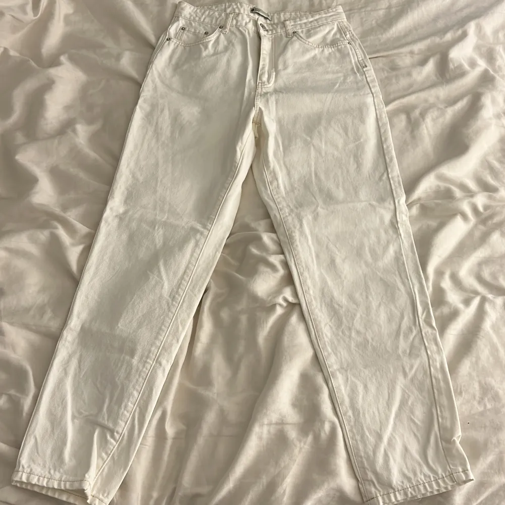 Så fina vita jeans från ginatricot i modellen perfect jeans🤍Har lite längre ben så de är lite korta på mig därför använd de inte🤍Storlek 36🤍. Jeans & Byxor.