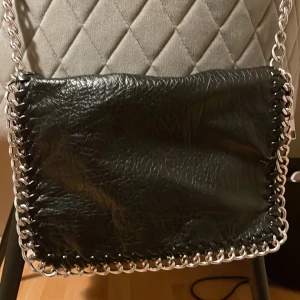 TIAMO väska - Knapp använd, kedjan är nerkortad lite, jätte bra skick, kom privat för mer bilder 