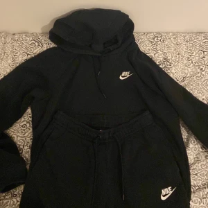Nike tracksuit  - Oversized Svart Nike hoodie och svarta Nike mjukis byxor